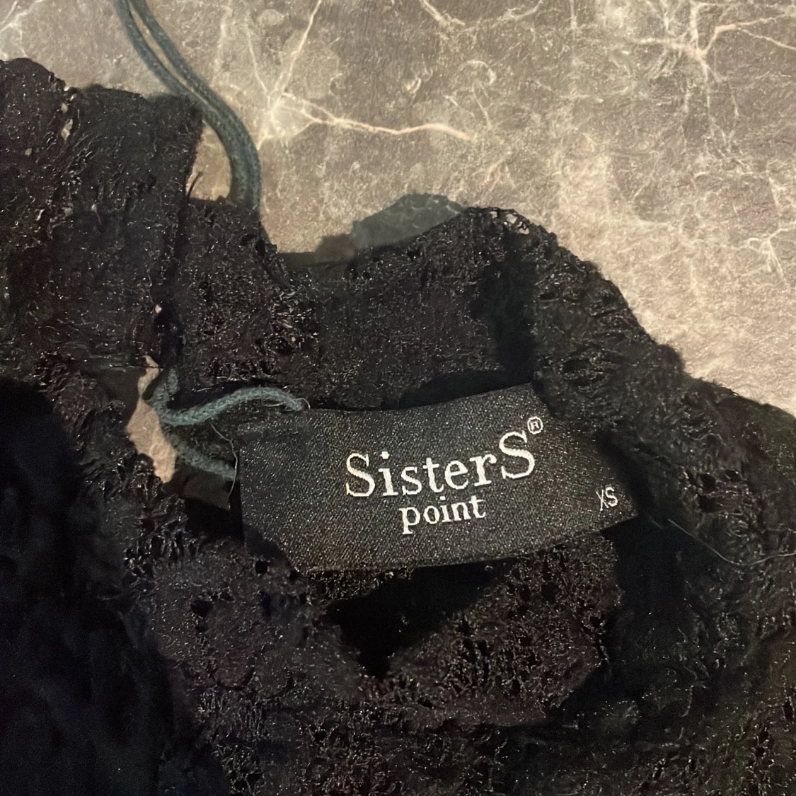 Svart spetsblus med volang från Sisters Point - 4