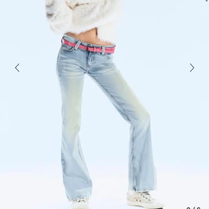 Ljusblå lågmidjade cheapmonday jeans - Snygga ljusblå jeans med bootcut och låg midja. Jag är 172cm och dessa är sitter perfekt i längden på mig! Storlek 29/34, skulle säga S då dessa är lite mindre i storleken men ändå stretchiga.