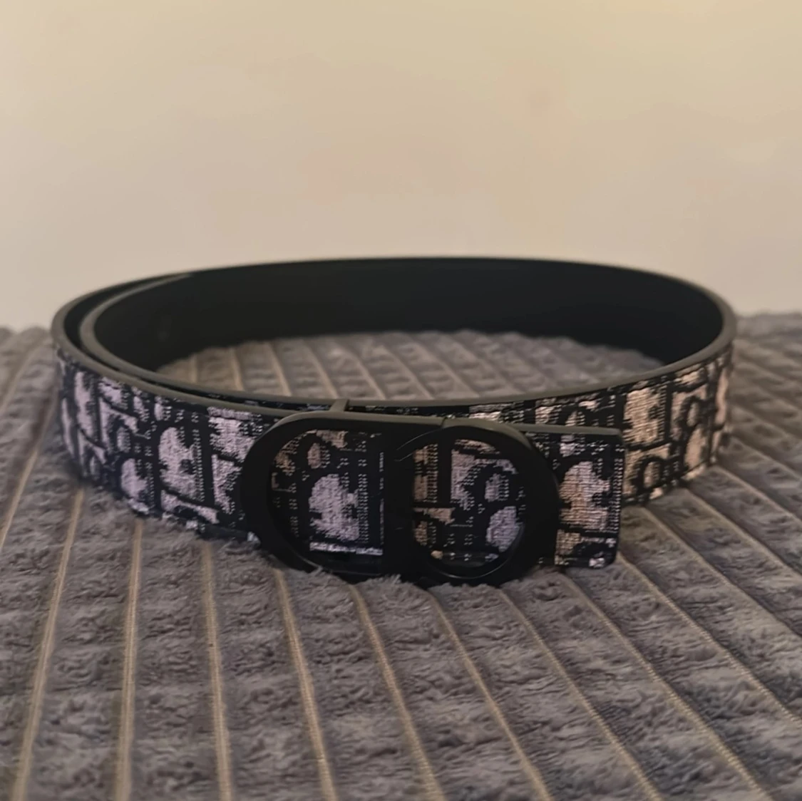 Svart och beige bälte