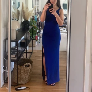 Blå långklänning  - Jättefin blå bal/långklänning från Bubbleroom i bra skick och i storlek Xs. Klänningen är bara använd två gånger och har inga fläckar eller liknande. Hör av dig vid frågor eller om du vill ha fler bilder. 