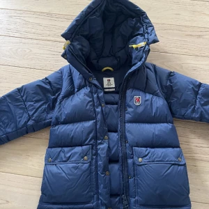 Fjällräven jacka - Säljer eftersom jag vill köpa en annan färg, pris kan diskuteras💕💕 finns tecken på användning men inget som syns tydligt.