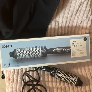 Cera Hot Styling Brush 38 - Cera Hot Styling Brush 38 är en professionell varmluftsborste som ger ett salongsresultat hemma. Borsten är i mycket fint skick, komplett med originalförpackning och manual. Perfekt för att skapa volym och släta ut håret snabbt och enkelt. Säljer dem pågrund av brist på användning, jag har använt den endast 3 gånger sen jag köpte den men har slutat med värme nu och därav vill sälja den❣️ 