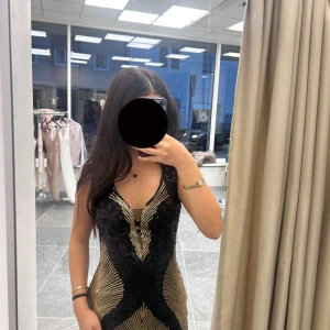 Svart och guld paljettklänning - Säljer en riktigt snygg kort svart och guld klänning med paljetter. Finns i alla storlekar XS-XL. Pris går att diskutera!