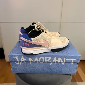 Nike Ja Morant 1 sneakers ”Guava Ice” - Snygga Nike Ja Morant basket skor i beige mesh med rosa swoosh och detaljer. Använt den ett fåtal gånger. Väldigt bra skick. Skorna har snörning och coola Ja Morant-loggor. Perfekta för dig som vill sticka ut med unika färgkombos. 