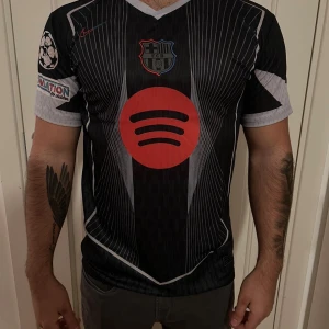 Svart Barcelona fotbollströja - Vid intresse kontakta primekits1 på Instagram DM, finns storlekar från S-XL.🏆Finns även där det står Lamine Yamal på baksidan❗️                                            Instagram : primekits1