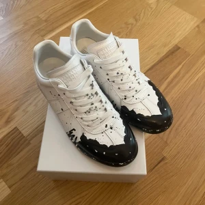 Maison margielas - Ett par tvärfeta och unika margielas i otroligt fint skick. Dem är alltid rengjorda efter användning för att de ska behållas i ny skick därav är de perfekta för den som vill ha ett par fräscha skor. Smått skav på sidorna men inget som märks av vid användning! (Se bild 3). Skriv vid frågor och funderingar.