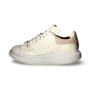 Alexander Mqueen Skor - Hej! Säljer nu mina skor från märket Alexander Mqueen , storlek 39 använt skick, givetvis äkta. Tveka inte på att höra av dig om du har frågor eller funderingar kring skorna! 