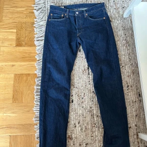 Levi's 501 mörkblå jeans W32 L32 - Levi's 501 jeans i mörkblå denim.