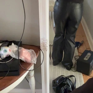 Svarta bootcut byxor - Säljer ett par svarta byxor i skinnimitation med bootcut-modell. Byxorna är lowrise från bik bok