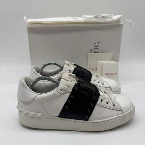 VALENTINO ROCKSTUD - Valentino rockstud - Skick: 9/10 - Storlek: 38,5 sitter som 39 - Tillbehör: Dustbag - Nypris 7700kr - Hör av dig vid minsta fundering