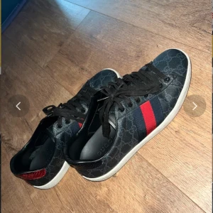 Gucci ace black  - Säljer ett par feta Gucci ace o färgen svart, Storlek:41,Skick:8/10,Pris:1799, vid frågor och funderingar är de bara och höra av sig ‼️