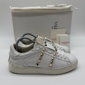 VALENTINO ROCKSTUD - Valentino rockstud - Skick: 8/10 - Storlek: 36 - Tillbehör:  Enbart skorna - Nypris 7700kr - Hör av dig vid minsta fundering