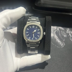   Nautilus blå urtavla -  Länken är robust och har en viklås med märkning. Perfekt för dig som gillar stilrena accessoarer.