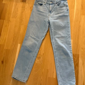Levi's 724 ljusblå high rise jeans - Jag är 159 lång och dom är lite korta på mig.