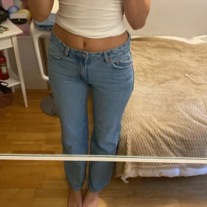  ljusblå jeans - Säljer ett par klassiska jeans i ljusblå tvätt. Modellen har rak passform och fem fickor. Perfekta för en avslappnad och trendig look men också för att styla till de med någon snygg topp. Använda några gånger  och har några små fläckar men de är inget som syns.🤍annars i otroligt bra skick