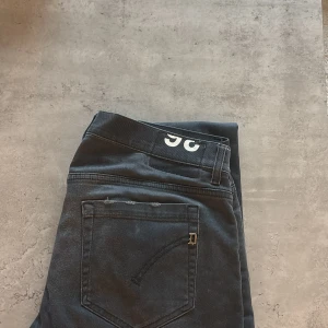 Svarta dondup jeans - Snygga dondup jeans stl 36 men sitter som 34. 