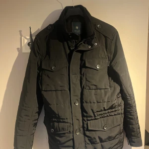 Riley Field jacket - Stilren Field jacket från Riley i storlek 50(M/L) jackan är i färgen svart den är i bra skick men fattas en knapp men det är inräknat i priset💸 Nypris: 2000kr💸 skriv för mer info✅