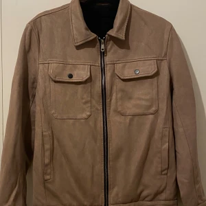 Beige jacka med dragkedja och fickor - Klassisk beige jacka - snygg och perfekt för alla tillfällen. Håller dig varm ute och passar till allt. Enkel design som funkar varje dag. Condition:9.5/10 - Length:64cm - Bust:54cm - Sleeve Length: 60cm - Shoulder Width:45cm