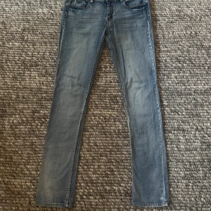 Dobber Jeans  - Säljer knappt använda blåa Dobber jeans med raka ben. Tvättad look med slitningar och detaljerade sömmar. Detalj på höger framficka, se bild. 