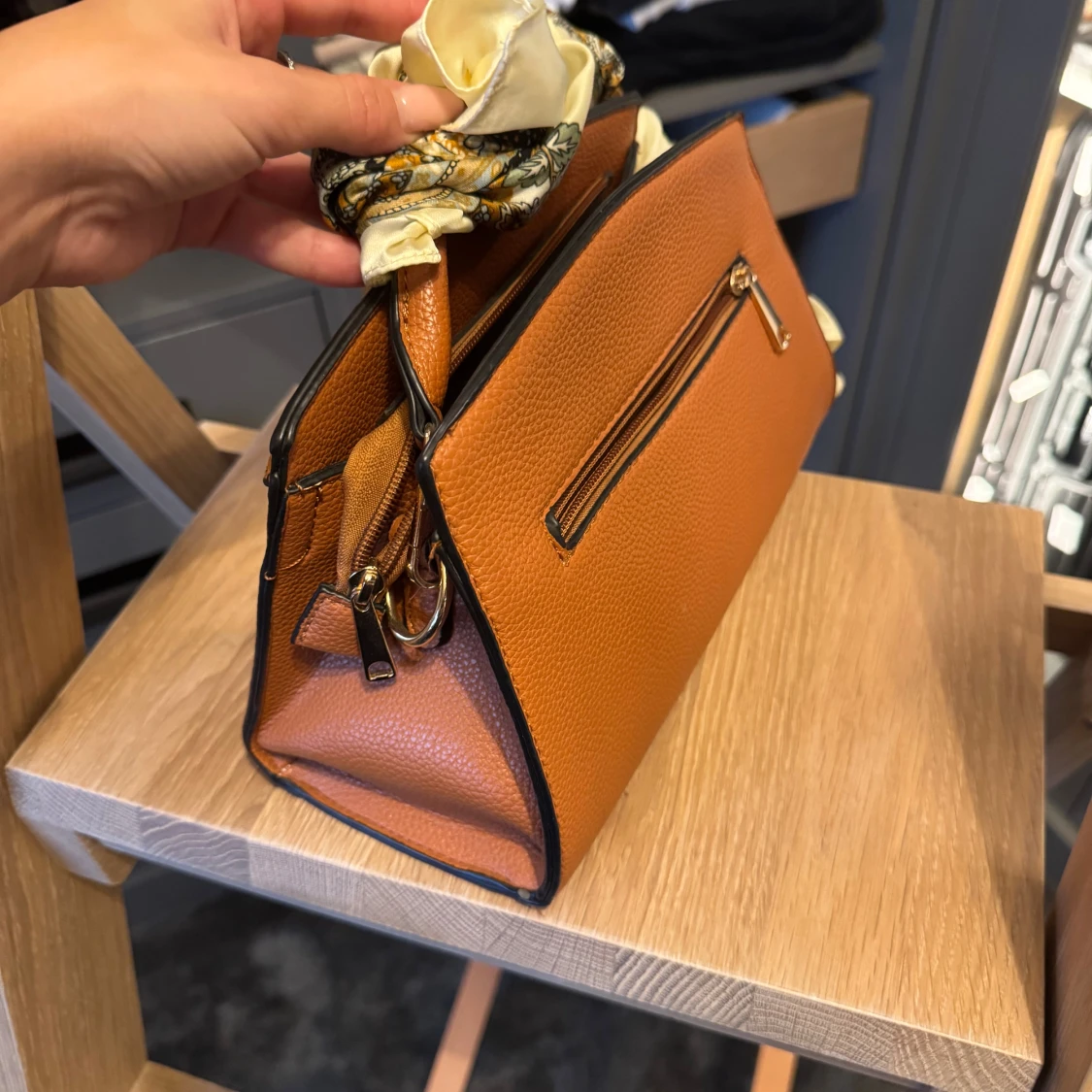 Brun-orange handväska med scarf-detalj - 1