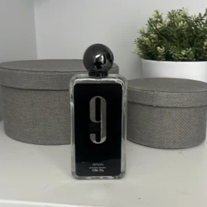 Afnan 9PM Eau de Parfum - Snygg och modern parfym från Afnan med stilren design. Flaskan rymmer 100 ml och är perfekt för dig som vill sticka ut med en unik accessoar i din samling. Passar dig som gillar trendiga detaljer och vill ha något annorlunda.