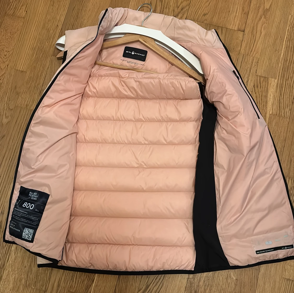 Ljusrosa väst från Sail Racing - 2