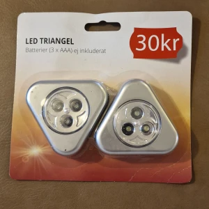 LED Triangel 6xLED - Praktiskt LED-ljus i triangelform med 6 LED-lampor. Drivs av 3 x AAA-batterier (ej inkluderat). Perfekt för garderober, skåp eller andra mörka utrymmen. Effekt: 0.5W, ljusflöde: 10lm. Produkten är ny i obruten förpackning.