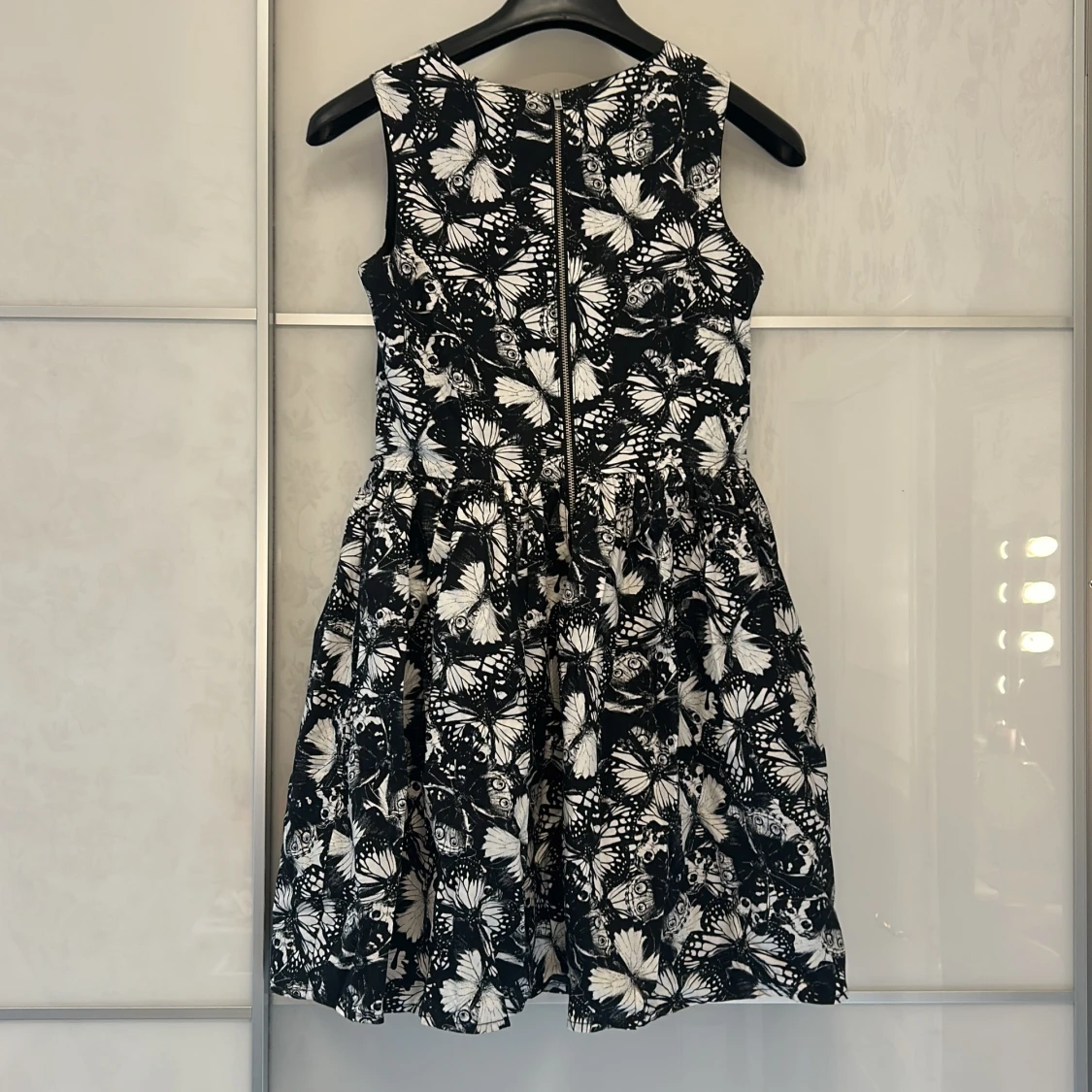 Svartvit ärmlös klänning med fjärilar - 1