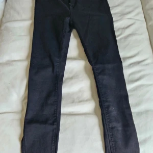 Svarta skinny push up jeans FB Sister - Säljer ett par svarta skinny push up jeans från FB Sister i storlek 30. Modellen har smal passform och klassisk femficksdesign med dragkedja och knapp. Perfekta om du gillar tajta jeans med stretchig känsla.