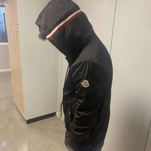 MONCLER WINDBREAKER 🖤🎩 - säljer stilig moncler windbreaker för billigt först till kvarn 🏆🥇