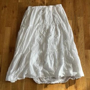Vit långkjol från Gina Tricot - Säljer en vit långkjol från Gina Tricot i storlek XL. Det är resår i midjan för extra komfort. Den går att matcha men många olika toppar. 
