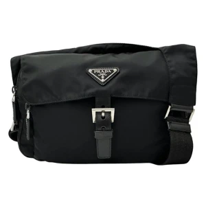 Prada väska ❗️ÄKTA❗️ - INTRESSEKOLL på min väska från Prada med klassisk trekantig logotyp framtill. Väskan har justerbar axelrem, spänne och dragkedja. Tillverkad i slitstark nylon med detaljer i skinn och metall. Bevis finns, hör av dig vid frågor💕köpt på Vestiaire.