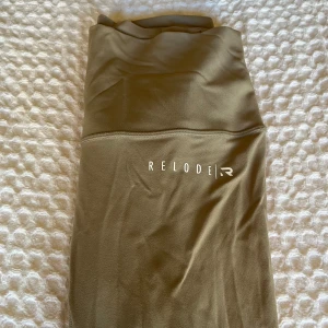 Tränings tights från Relode - Snygga träningsbyxor från Relode säljes.           Snygga beige leggings från Relode i storlek small. De har stretchigt och mjukt material som passar perfekt för träning.  Storlek: XS/S Skick: Endast testade, inga märken eller defekter! Märke: Relode Pris: 210kr - Pris kan diskuteras  Perfekta träningsbyxor för alla typer av pass! Bekväma och i toppskick. Kontakta mig för mer info eller bilder!