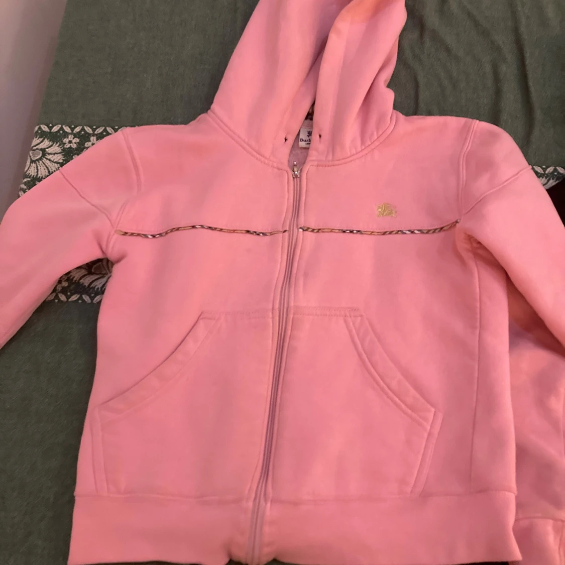 Rosa hoodie från Burberrys med huva