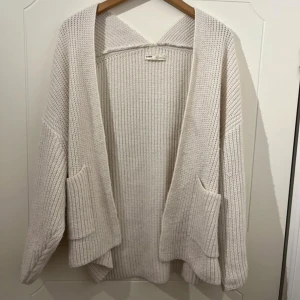 Stickad kofta - Jag säljer min vita stickade kofta i ett tjockt och varmt material.