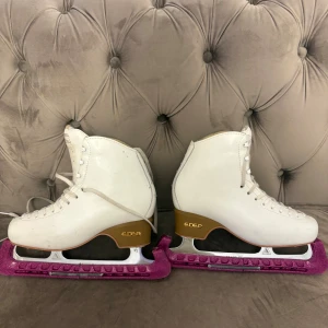 Vita konståkningsskridskor Edea 260 - Edea Motivo med monterad Mirageskena  Skridsko för nybörjarkonståkaren och för äldre hobbyåkare  Edea Motivo är en lätt skridsko som passar bra till barn som går på nybörjarkonståkning och lär sig grunderna i konståkning. Fungerar bra för de första hoppen  Lättsnörad och lättskött. Tillverkad med vattensäker sula. Material som är välventilerat, fuktbeständigt yttre. 