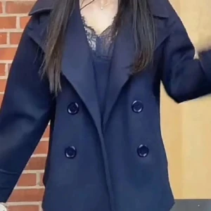 Marinblå design by si kappa - säljer en navy blue design by si kappa som är perfekt till våren eller hösten & ger en trending look!!💕Kappan är i toppskick & ja säljer den eftersom den inte kommer till användning längre❣️