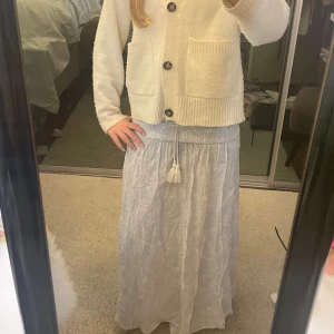 Blå lång kjol ginatricot🦋 - En söt lång sommarkjol perfekt för en mysig sommarkväll🥰. Fint blått mönster med härligt luftande tyg. storlek 158/164😘