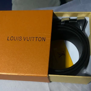 Lvvvv bälte  - Stiligt bälte i svart med silvrigt spänne!