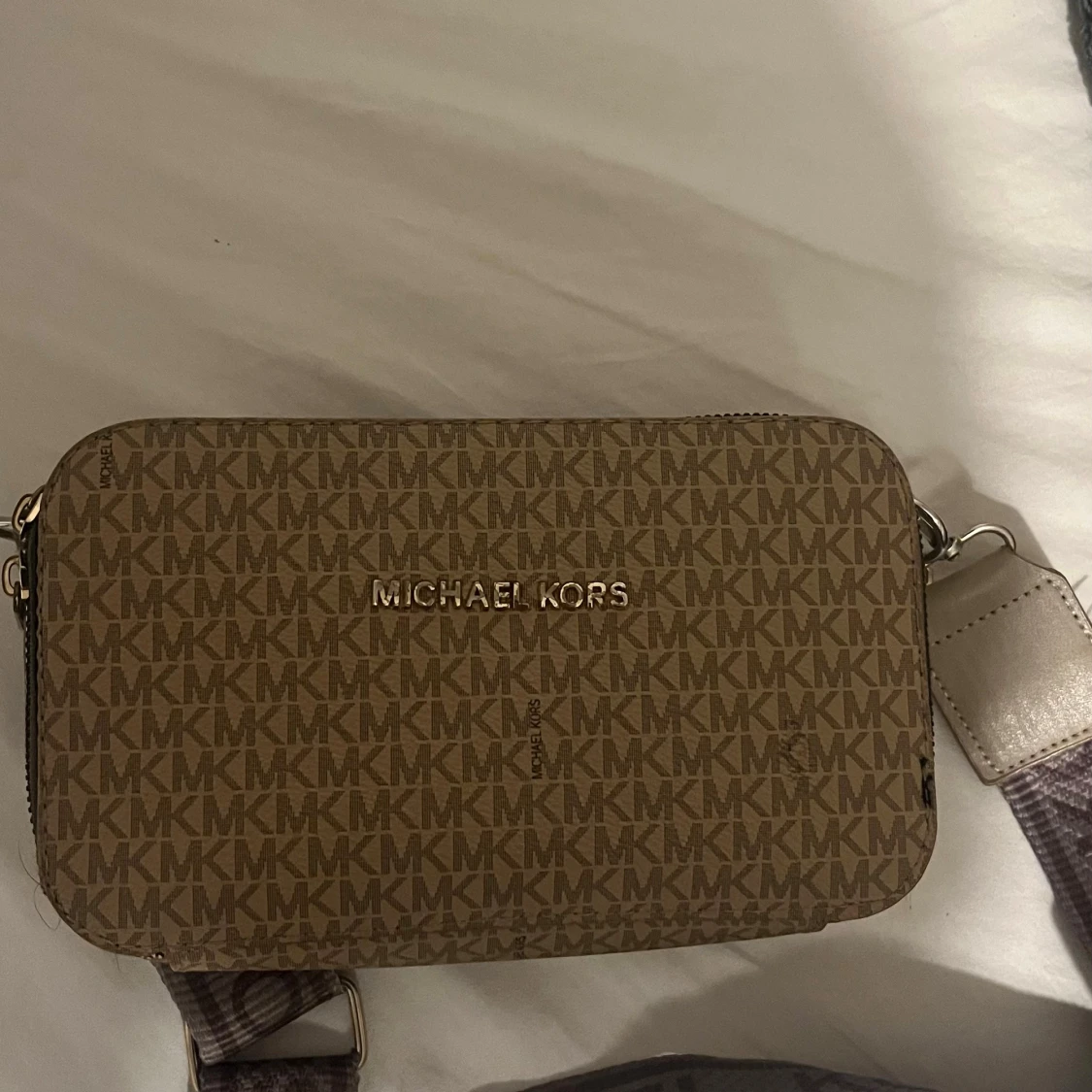 Beige axelremsväska från Michael kors  - 1