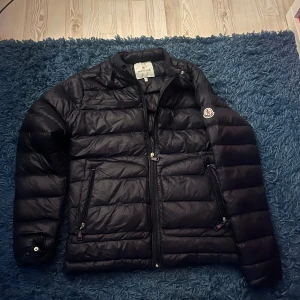 Moncler jacka  - Moncler jacka näst till ny skick. Pris 2599kr Prutning kan ske vid snabb affär. PostNord Tar endast en dag på vardagar. ✅Moncler Storlek-M  Perfekt höst/ vinter jacka för att sticka ut lite extra 