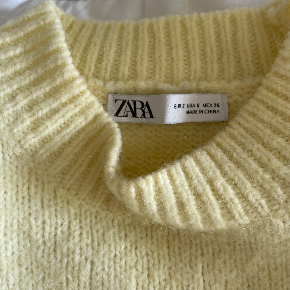 Gul stickad tröja från Zara - 3