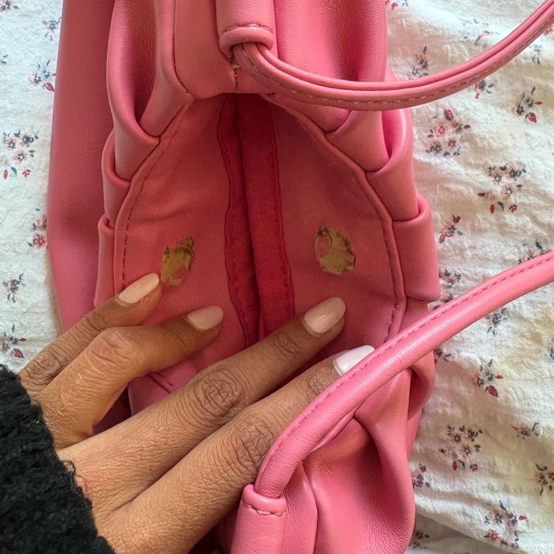 Rosa axelväska med justerbara knyt från Gina Tricot - 2