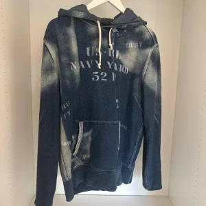 Blå hoodie från Polo Ralph Lauren - Säljer en skitfet blå hoodie från Polo Ralph Lauren med coolt blekt denim-utseende och tryck på framsidan. Hoodien säljs inte längre och är riktigt unik. 10/10 skick. Nypris:3300 | Vårt pris: 1499. Priset är diskuterbart.