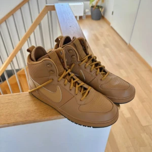 Nike high top sneakers - Bekväma Nike sneakers som passar perfekt till höst/vinter, bara använda ett fåtal gånger💕