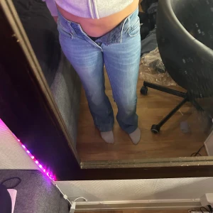 Blå bootcut jeans från G-Star RAW - Säljer ett par ljusblå jeans från G-Star RAW i modellen bootcut. Jeansen har klassisk femficksdesign, normal passform och är tillverkade i jeansmaterial. Snyggt G-Star-märke bak i midjan och lätt utsvängda ben.