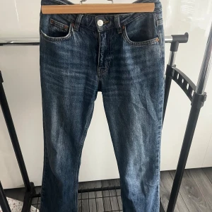 Perfekta blå jeans i rak modell (pris kan diskuteras) - Klassiska blå jeans från Perfect Jeans i rak passform. Jeansen har fem fickor, snygga slitningar och kontrastsömmar. Tillverkade i robust denim med knapp och dragkedja framtill. Perfekta för dig som gillar en tidlös och avslappnad stil. 