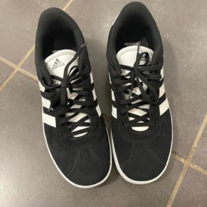 Adidas VL Court 3.0 sneakers - svart/ vit 41 - Mycket bra -ånästan som nya. Använd en gång. Det stär 40, men passar 41