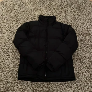 McKinley pufferjacka svart - Säljer en pufferjacka från McKinley. Bra skick och stilren. Perfekt för kalla vinterdagar