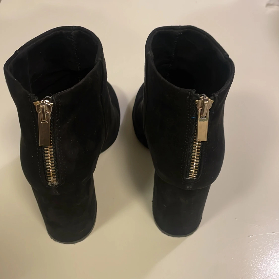 Svarta mocka stövletter med klack - 2